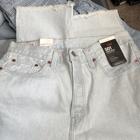 Levi’s 501 Original Cropped Jean in Light Indigo - Picture 5 of 8
